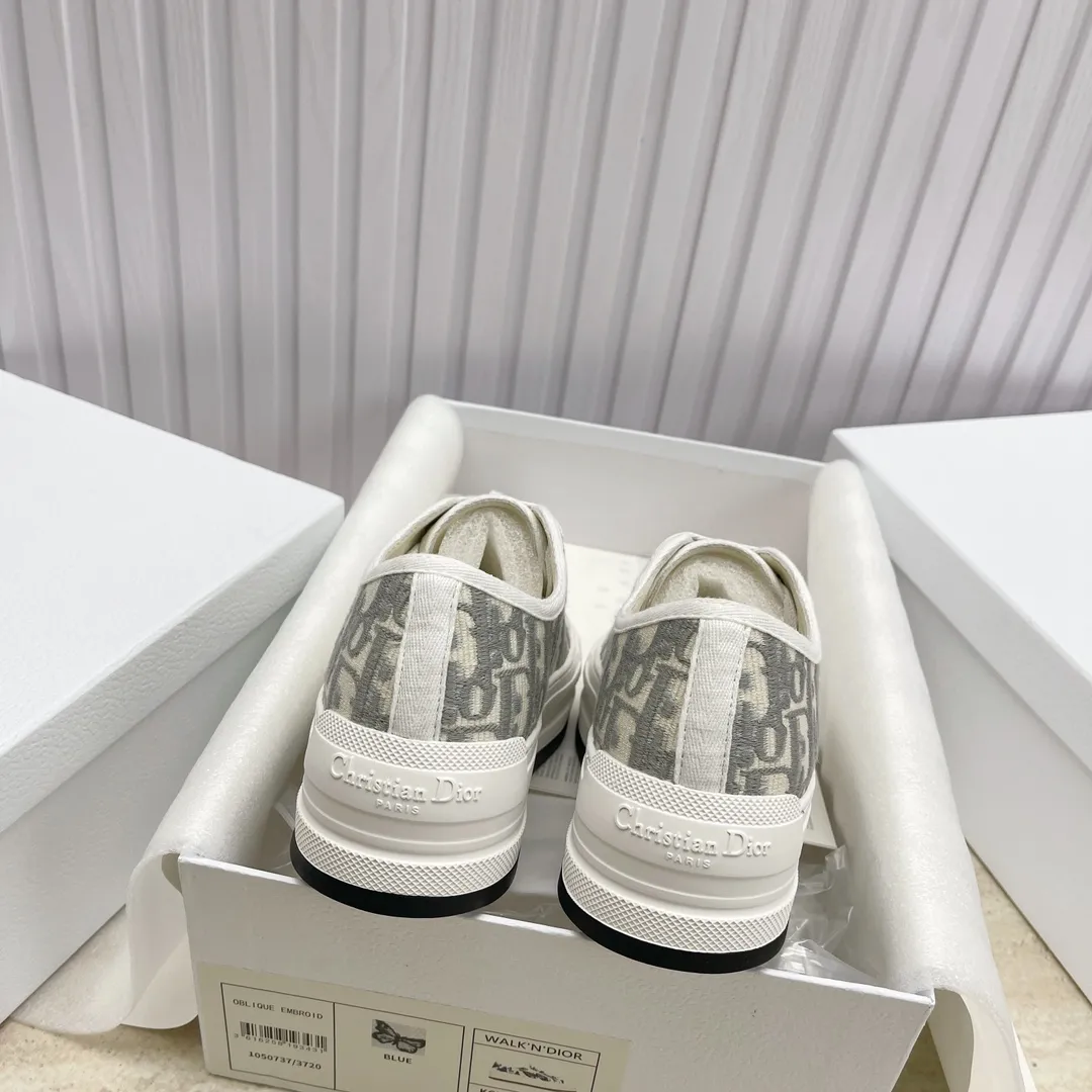 👟👟Ex-factory price 520👟👟 Women's shoes, women's clothing, women's shoes factory, spot high quality Dior )Flat sneakers are made of fully embroidered iconic patterns💎💎♦️Top quality in the market🎗Breaking hot model in foreign counters🎗Non-market ordinary imitation version🎗🔳The fabric is made of Italian🇮🇹imported fabric❗️Embroidered upper, original mold injection Logo frosted five-pointed star outsole🔳Inside imported lambskin + high elasticity injection molding mold Logo foam pads Number of yards: 35 to 41